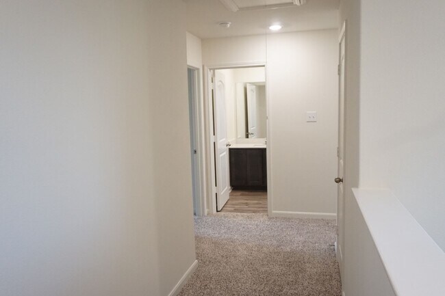 Building Photo - Modern 4 Bedroom Home in Windmill Farms with Community Pools and Trails