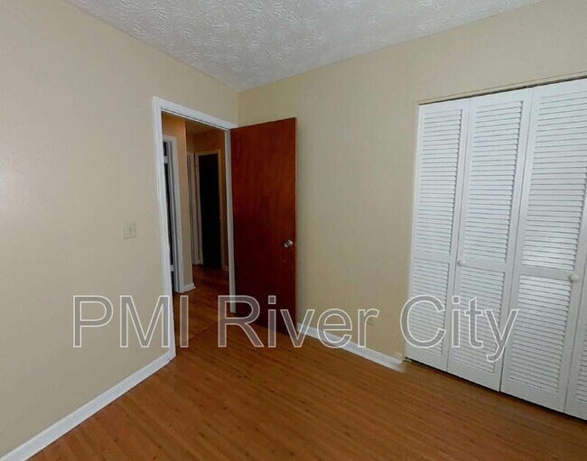 Building Photo - 7819 Lisa Dr E