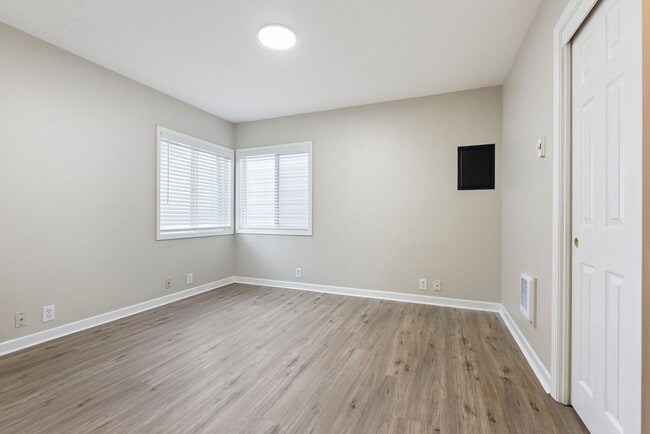 Building Photo - Newly Renovated 2 bedroom apartment