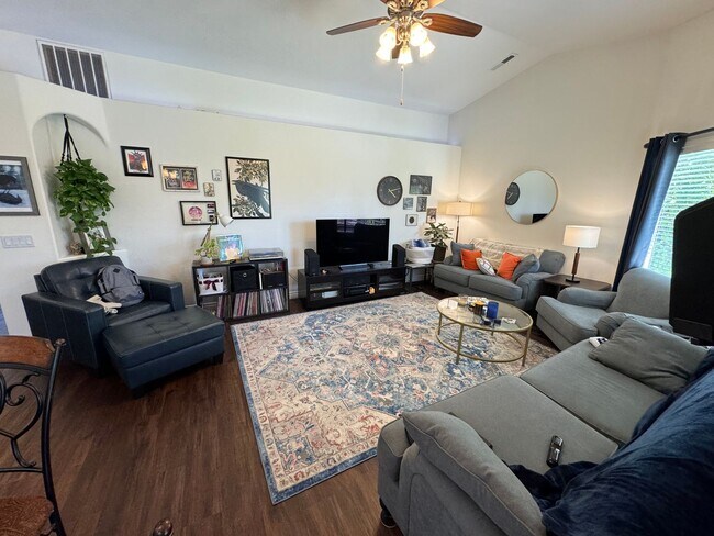 Building Photo - Paradise Cove Home!