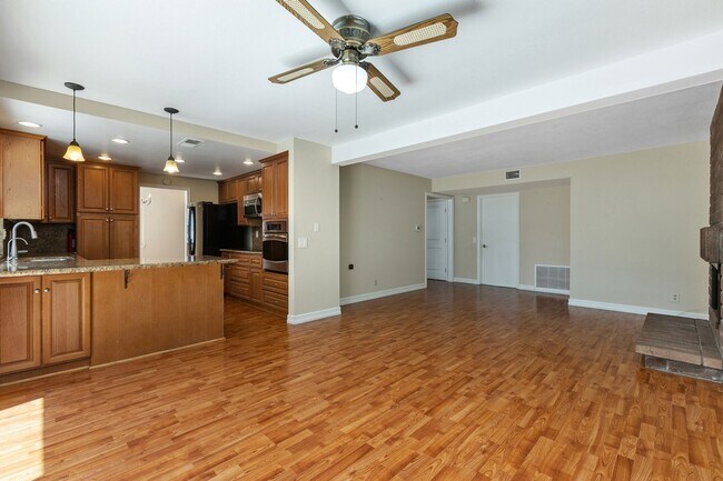 Building Photo - Spacious Home w/ Loft in Village Park!