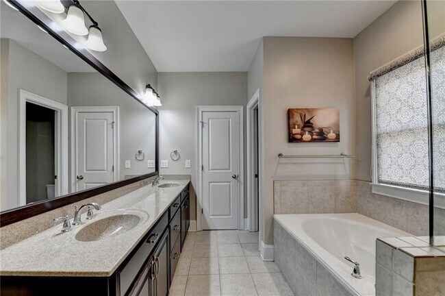 Building Photo - 11653 Parkside Ave