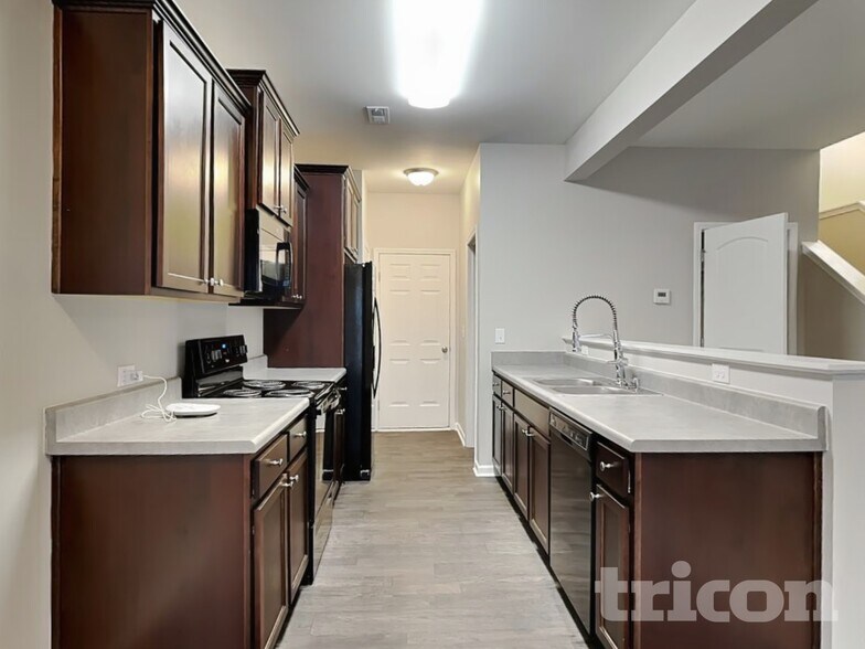 Building Photo - 115 Clove Hitch Dr