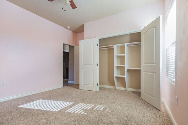 Building Photo - Modern 4 Bedroom 2 Bath Home!