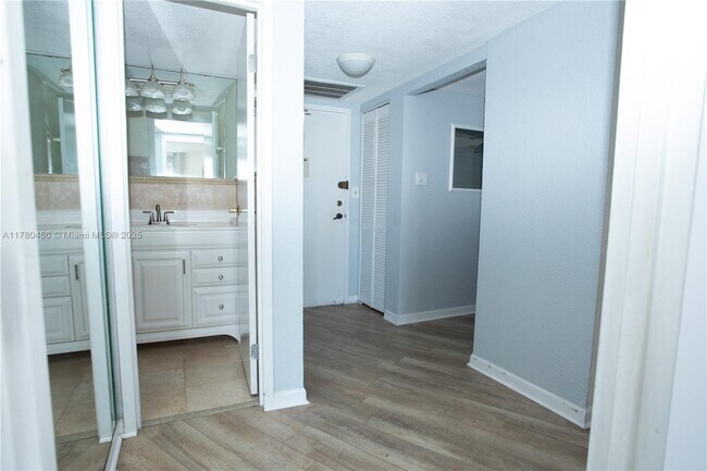 Building Photo - 800 Parkview Dr