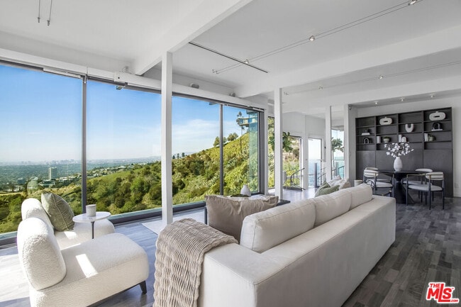 Building Photo - 8506 Magnolia Dr