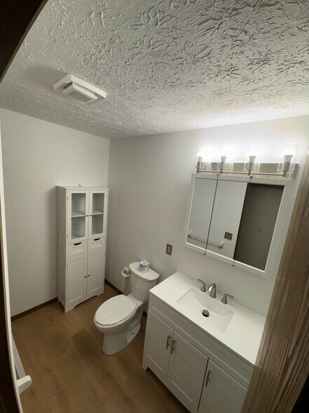 Building Photo - 545 Mentor Ave