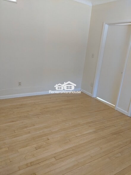 Building Photo - 613 Bay St