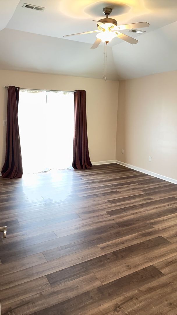 Building Photo - Nice Three-bedroom Two Car Garage corner lot