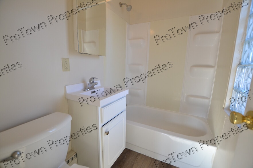 Building Photo - 226 N Broadway St