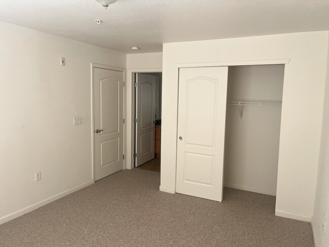 Building Photo - 612 River View Dr
