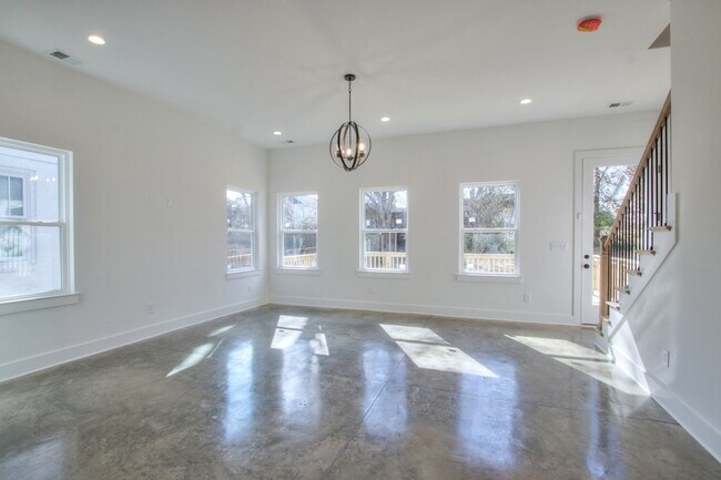 Building Photo - 904 Burchwood Ave