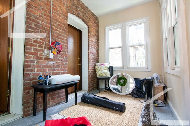 Building Photo - No Brokers Fee,3 Bedrooms unit on Coolidge Corner, Laundry on a Site, Heat, Hot Water Included