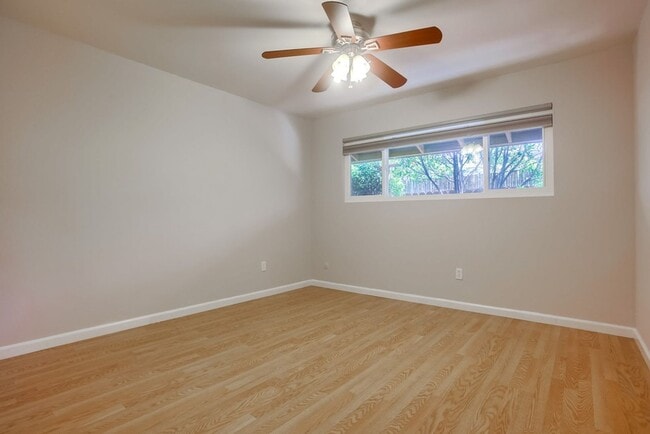 Building Photo - Single Story Duplex with Two Private Residences