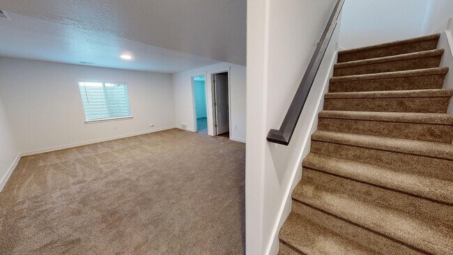 Building Photo - BEAUTIFUL 4-BEDROOM TOWNHOME FOR RENT