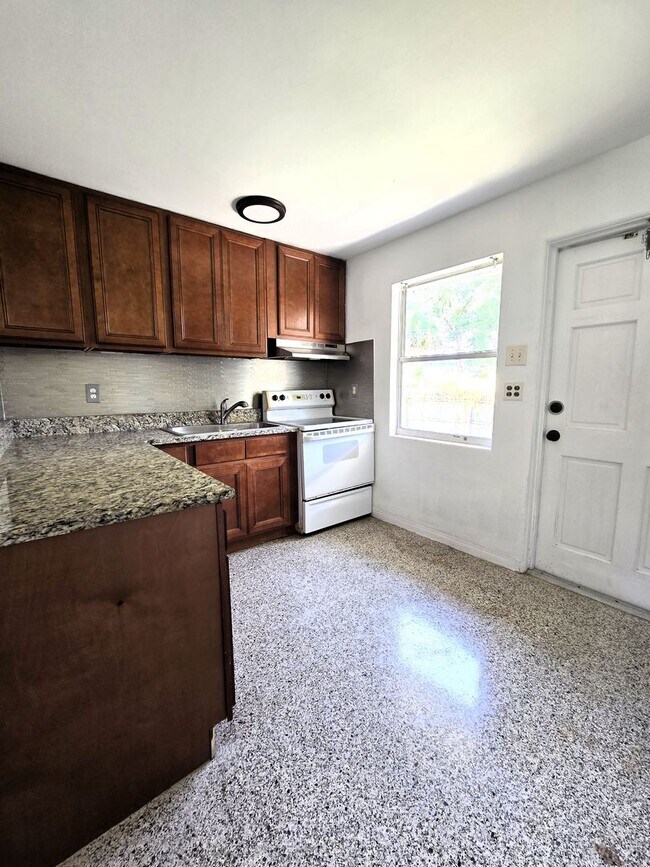 Building Photo - 1703 Edgewater Dr