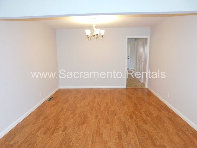 Building Photo - Wonderful Sierra Oaks 3bd/2ba Duplex with 2 Car Garage