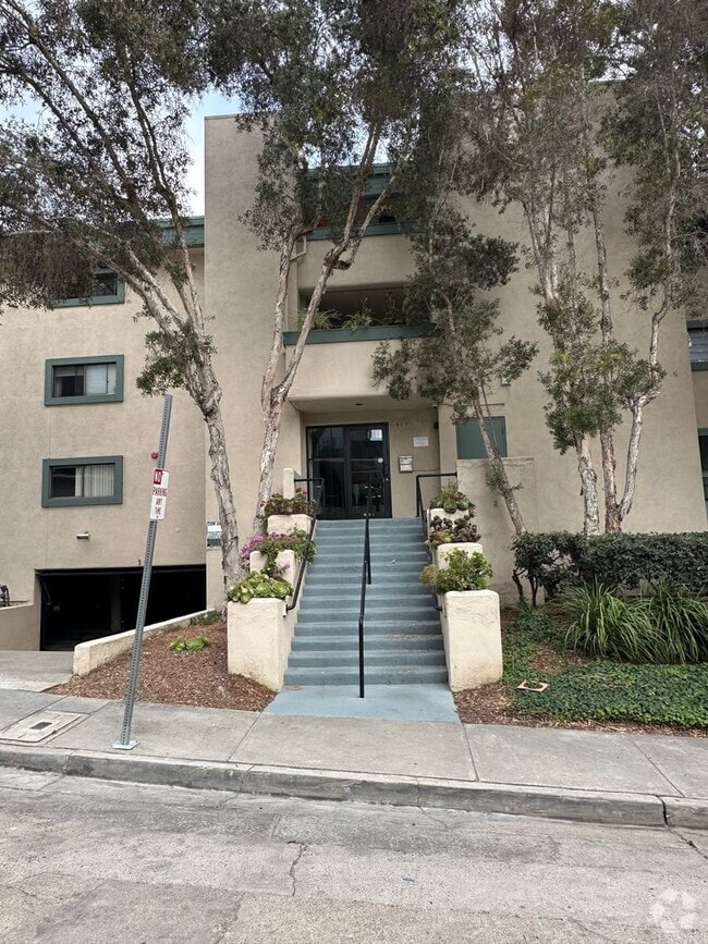 Building Photo - MISSION HILLS...  Top-Floor 2 Bedroom, 2 B...