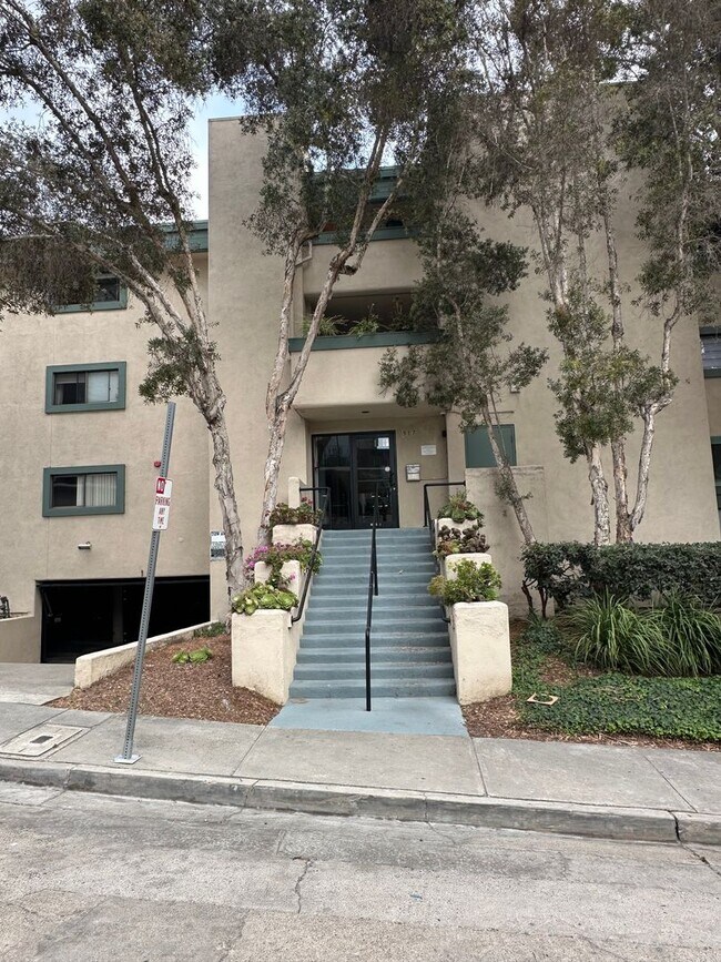 Building Photo - MISSION HILLS...  Top-Floor 2 Bedroom, 2 B...