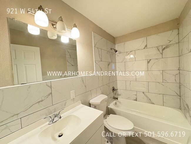 Building Photo - 921 W 54th St