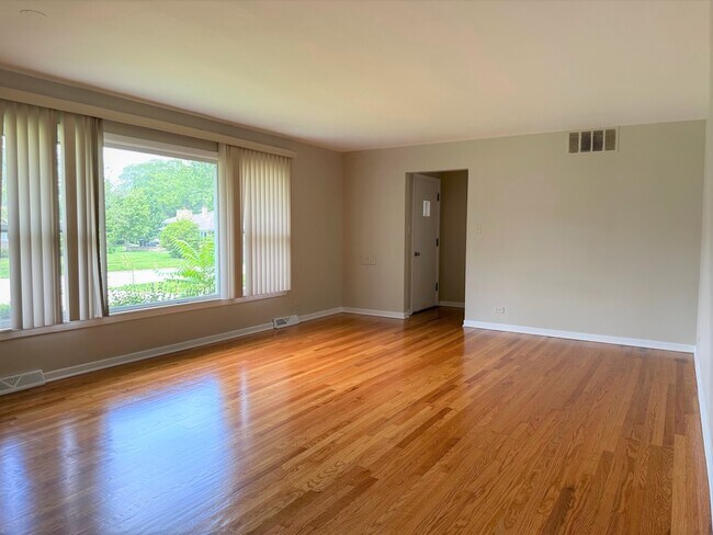 Building Photo - 843 Verne Ln