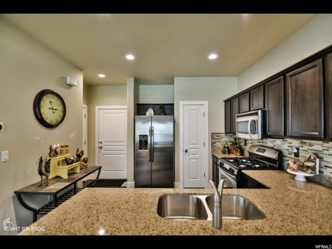 Building Photo - 1293 S Mountain Crest Dr