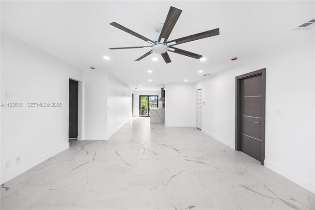 Building Photo - 218 SE 2nd St