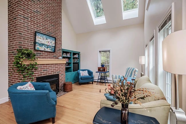 Living area with cathedral ceilings - 9 Lupine Ct