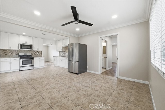 Building Photo - 1647 N Lake Ave