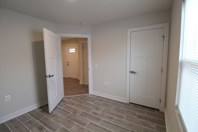 Building Photo - 105 S Peak Dr