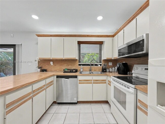 Building Photo - 6714 N Waterway Dr