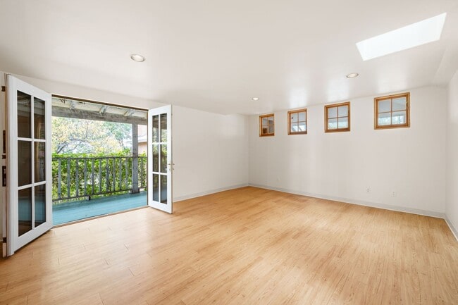 Building Photo - Rustic Loft-Style Home in Arroyo Hondo