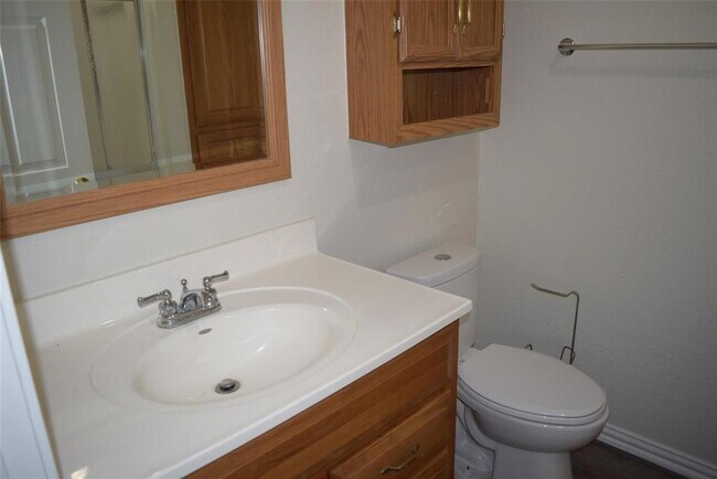 Building Photo - 500 Highcrest Dr