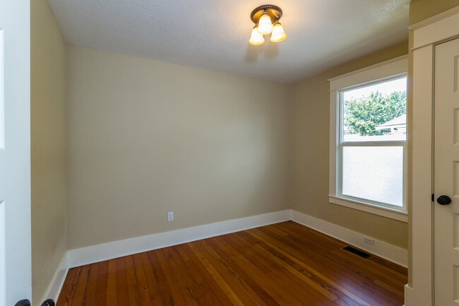 Building Photo - Updated and Fresh 3  Bedroom 2 Bath in Des...