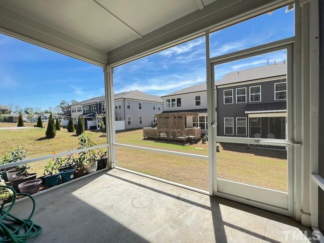 Building Photo - End Unit Luxary Townhome for Rent Apex