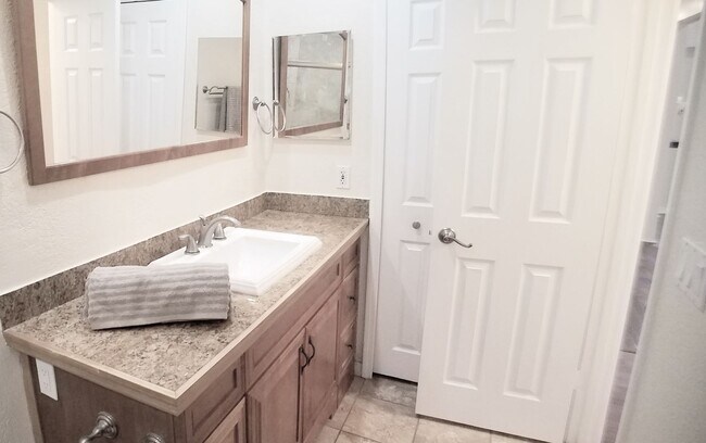 Building Photo - Beautiful 1/1 Wood Floors Condo for Rent in Winter Park