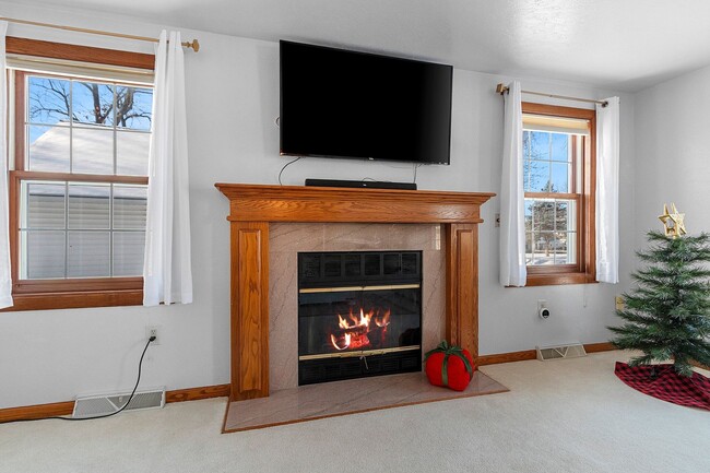 Building Photo - 5 BEDROOM 4.5 BATH PRIVATE BACKYARD