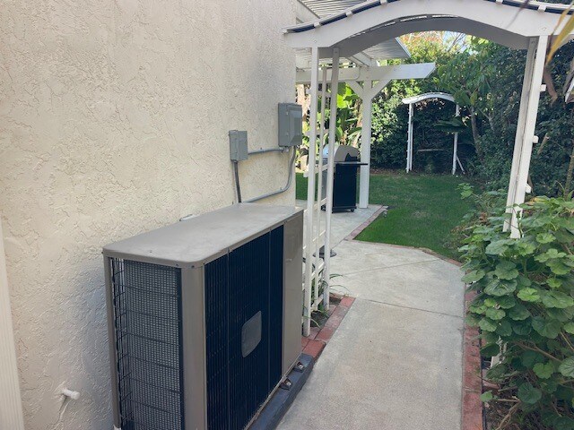 Walkway to back yard - 10545 Kemerton Rd