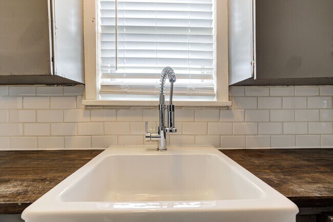 Building Photo - Charming 2-Bed, 1-Bath Upstairs Duplex Near the Paseo District * * * $350 MOVE-IN SPECIAL * * *