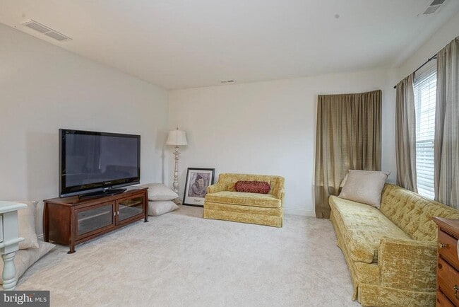 Building Photo - 142 White Cedar Dr