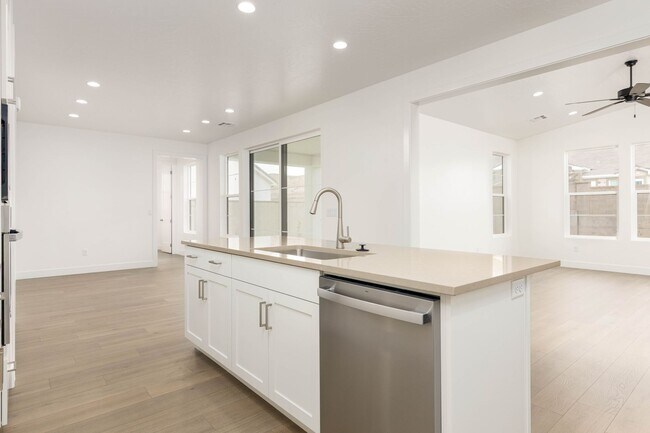 Building Photo - Beautiful New Home with access to community pool