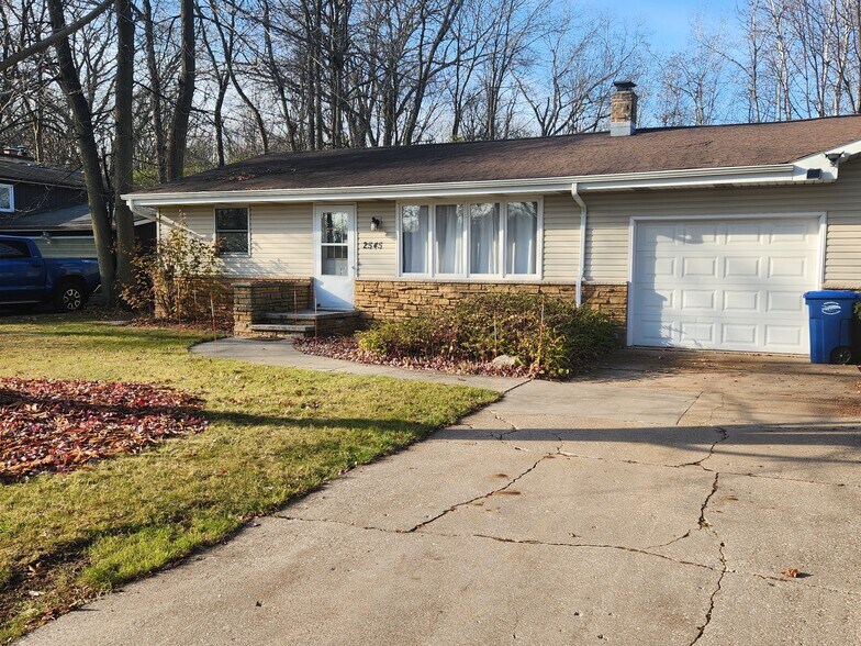 Primary Photo - 2545 Southwood Dr