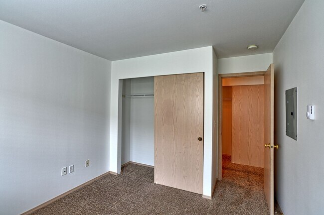 Building Photo - Charming 2-Bedroom Ground-Level Home in Qu...
