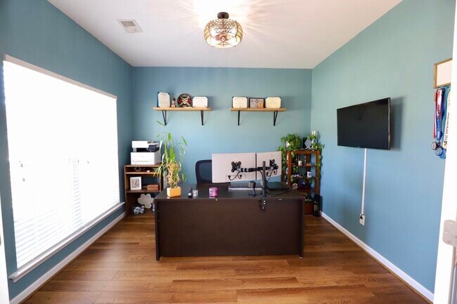 Building Photo - 3260 Matthews Dr