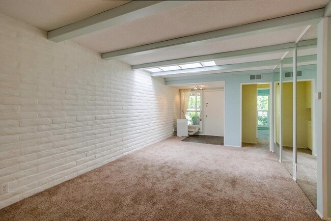 Building Photo - Large and bright condo in the Grossmont Vi...