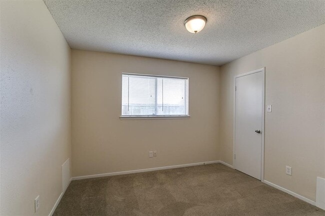 Building Photo - 5226 E Orem Dr