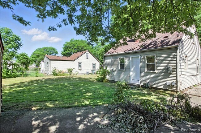 Building Photo - 429 W Bernhard Ave