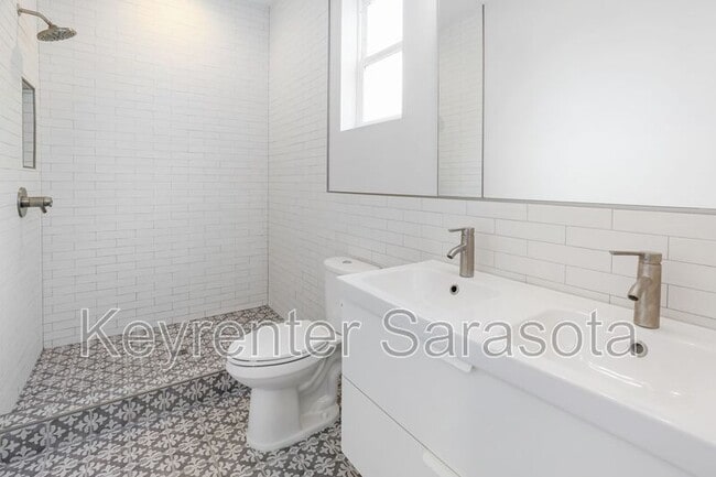 Building Photo - 2066 Roselawn St