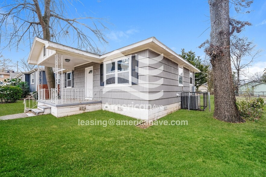 Building Photo - 610 16th Pl SW