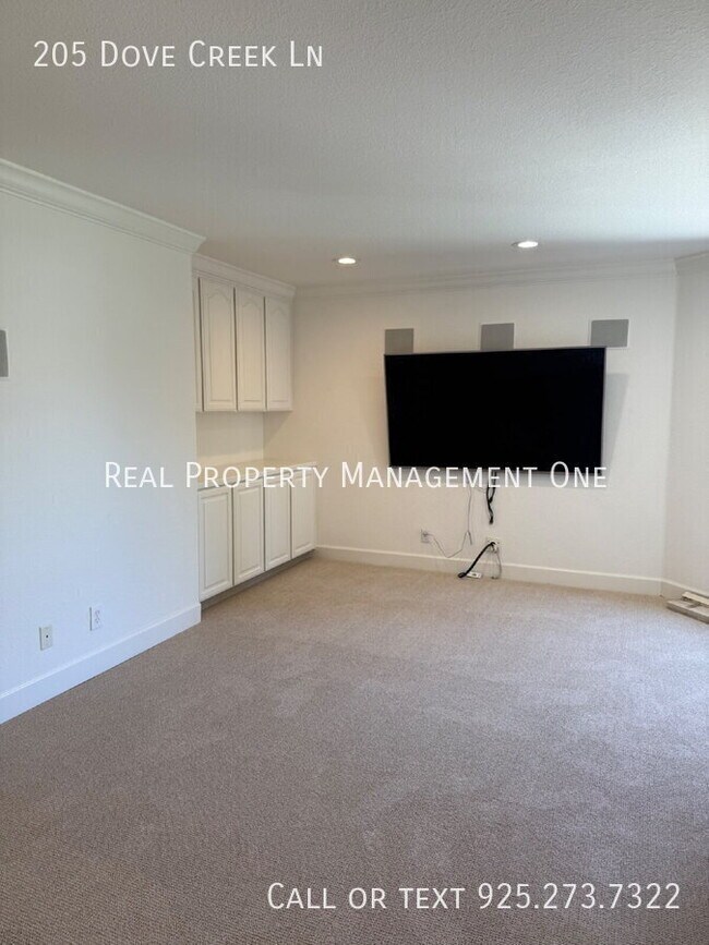 Building Photo - 205 Dove Creek Ln
